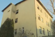 V Kralupech nad Vltavou vzplála ubytovna, sedm lidí je zraněných, dva vážně
