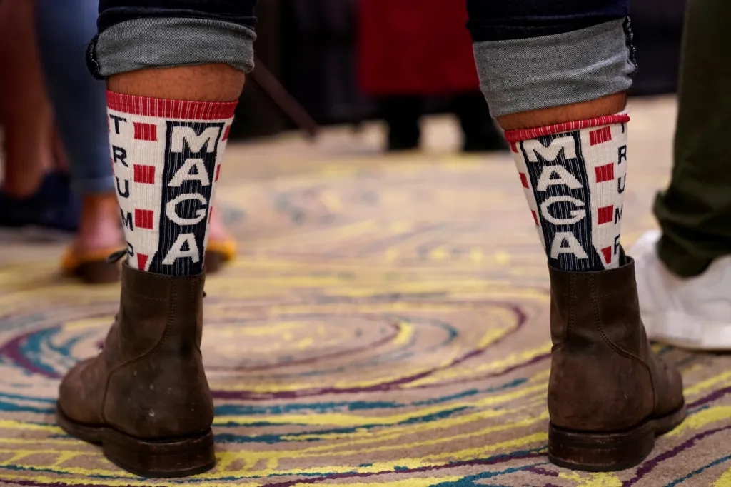 Fanoušek Donalda Trumpa z Edmondu v Oklahomě si oblékl na podporu svého kandidáta podkolenky s nápisem MAGA. Jde o zkratku z předešlého výroku prezident Trumpa „Make America Great Again“ (Udělejme Ameriku znovu skvělou)
