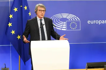 Europarlament se do věcí ČR nevměšuje, napsal Sassoli Babišovi. Odsoudil také výhrůžky poslancům