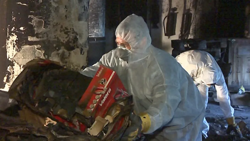 Vyklízení vyhořelého skladu elektroniky ve Zlíně