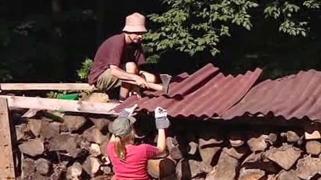Dobrovolníci pracují na obnově zahrady