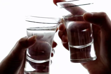 Muž skončil po koledě v nemocnici, otrava metanolem se nepotvrdila