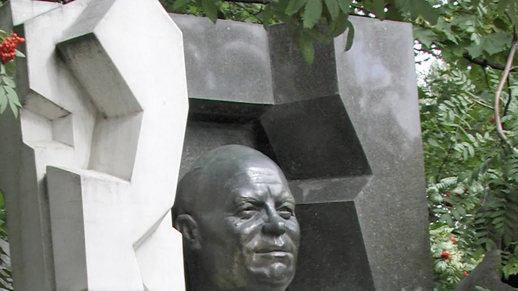 Náhrobek Nikity Chruščova - černý i bílý
