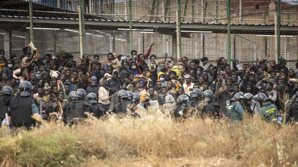 Asi dva tisíce migrantů se pokusily překonat hranici mezi Marokem a španělskou Melillou