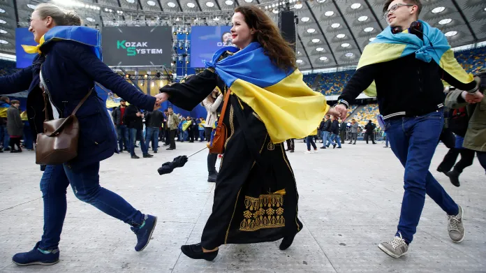Lidé na stadionu v Kyjevě před začátkem debaty