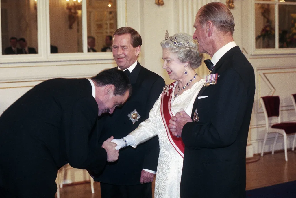 Fotografie z pobytu britské královny Alžběty II. a jejího manžela prince Philipa, vévody z Edinburghu v Praze 27. 3. 1996. Karel Schwarzenberg, královna Alžběta a princ Philip během představování hostů na Pražském hradě