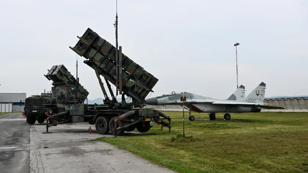 Taktický mobilní raketový systém Patriot na letišti Sliač, Slovensko