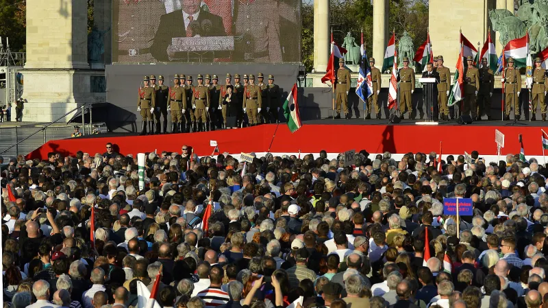 Viktor Orbán během projevu v centru Budapešti