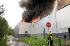 Požár haly ve Ždánicích mají hasiči pod kontrolou. Do potoka ale unikla kontaminovaná voda