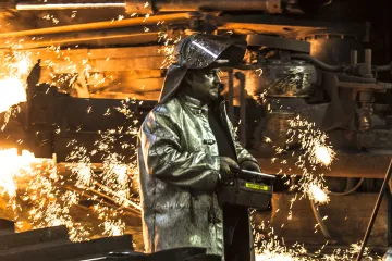 Česko má nejmenší rozdíly v příjmu bohatých a chudých v EU. Platy jsou tu ale celkově nižší