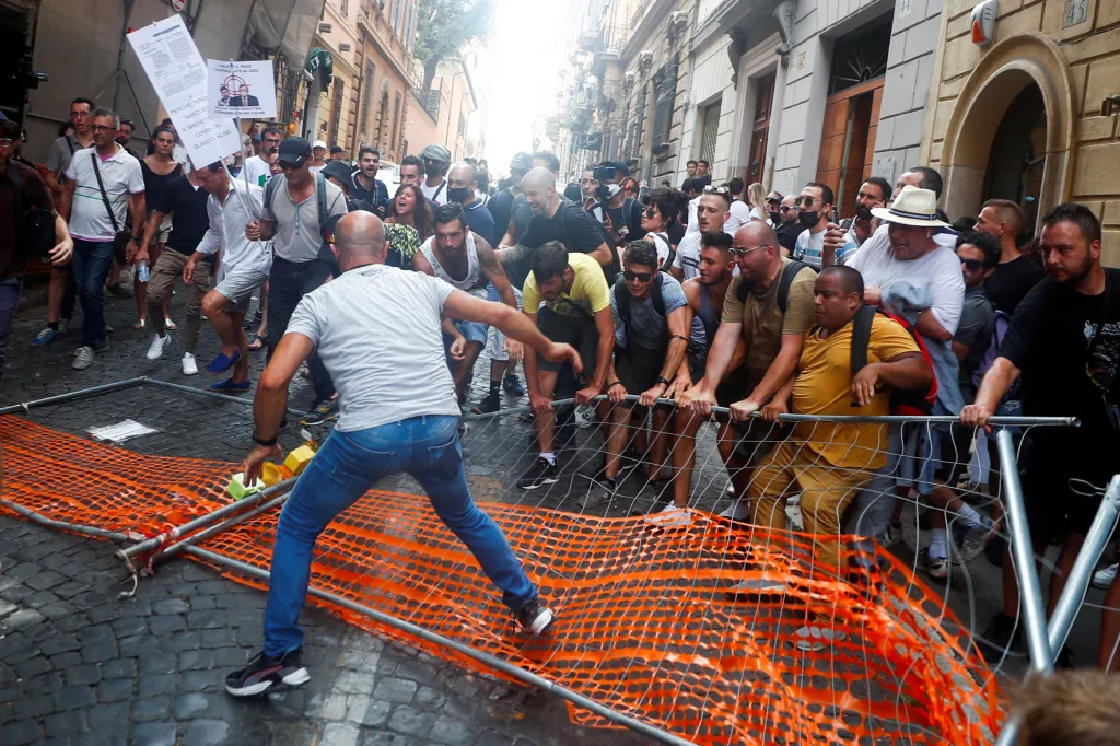 Protesty proti pravidlům očkování v Itálii (27. července 2021)