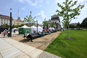 Náměstí Jiřího z Poděbrad v Praze se otevřelo po rekonstrukci
