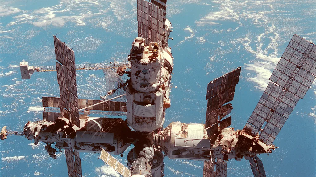 Mir vyfocený roku 1998 z amerického raketoplánu