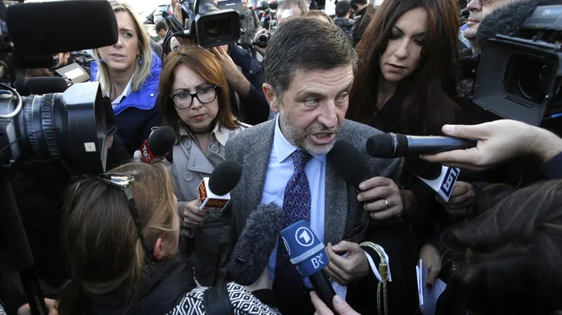 Carminatiho právní zástupce Bruno Naso v obležení novinářů před začátkem procesu