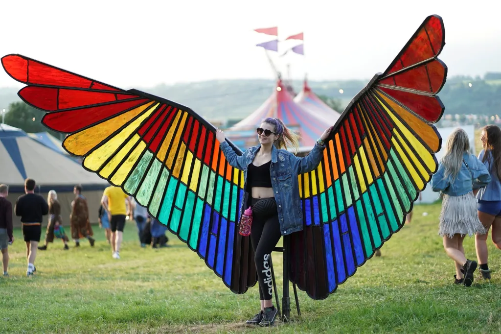 Známý festival v Glastonbury otevřel své brány hudebním fanouškům i bizarnostem. Našla se mezi nimi i žena s motýlími křídly.