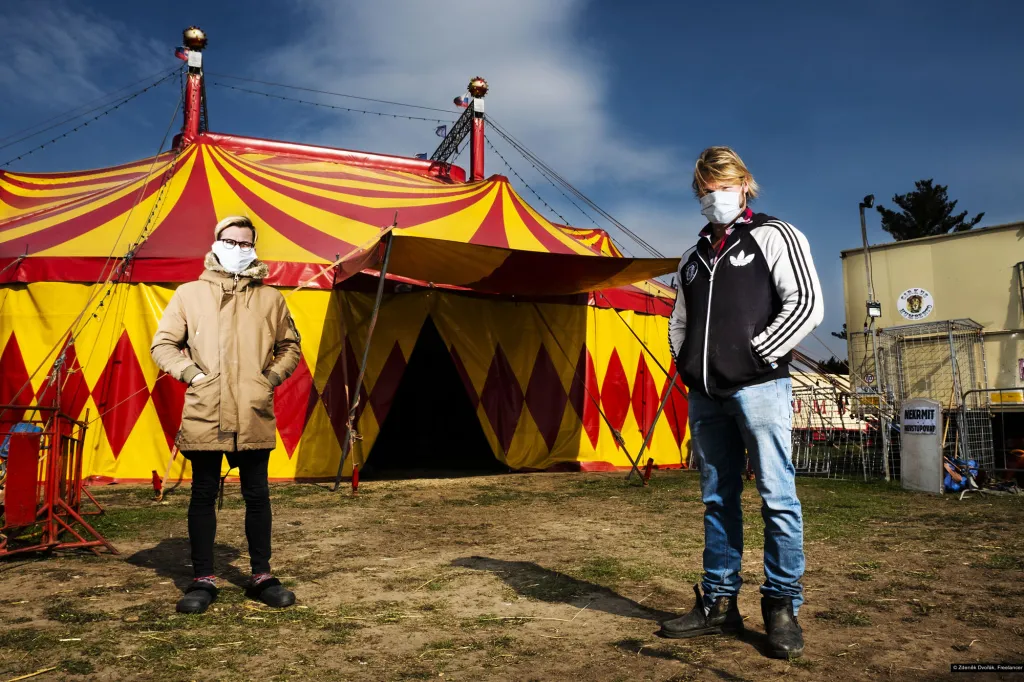 Snímek ze série Humberto pod rouškou nominovaný v kategorii umění, Zdeněk Dvořák (Freelancer). Cirkus Humberto je jediný cirkus, který čekal v Brně měsíc na štaci a doufal, že se situace změní. Nouzový stav ho potkal těsně poté, co cirkus v Brně postavil