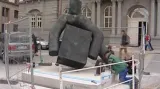 Instalace sochy Spravedlnosti na Moravském náměstí v Brně