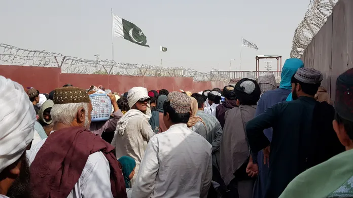 Afghánci na hranici s Pákistánem