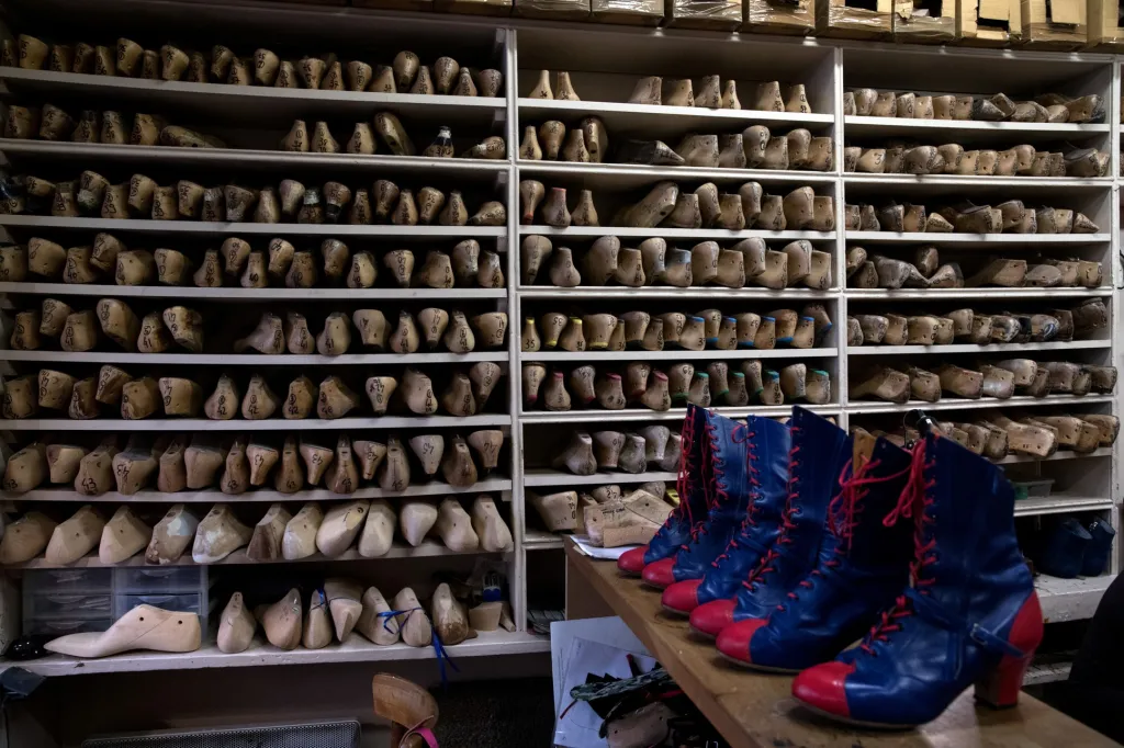 Obuvnictví Maison Clairvoy připravuje boty pro tanečnice od roku 1945. Při jejich tvorbě navazuje na tradice práce s obuví před 130 lety