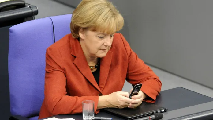 Angela Merkelová se svým telefonem - další cíl amerických odposlechů?