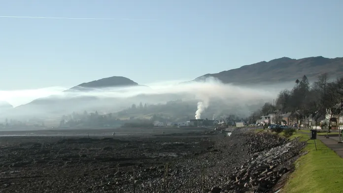 Kouř nad skotským Lochcarronem zastavený vrstvou teplého vzduchu