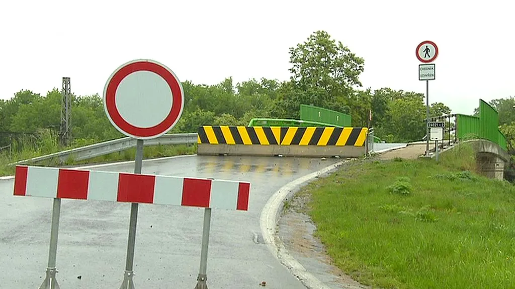 Uzavřený most v Nelahozevsi
