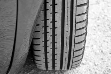 Testuje se nová zbraň proti pirátům silnic. Vypne jim auto na dálku