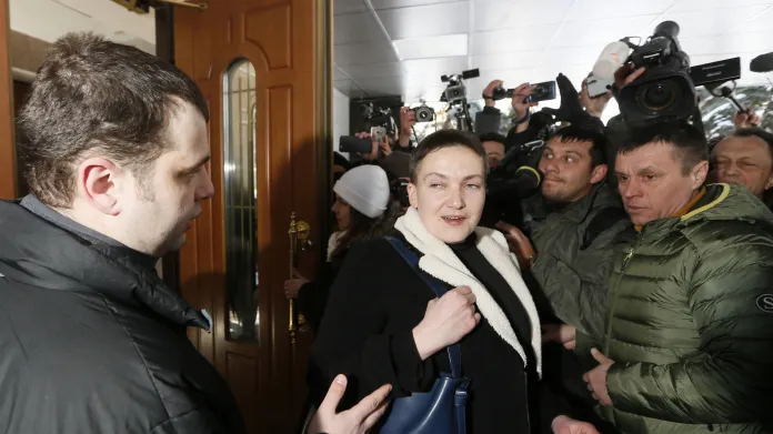 Agenti SBU vyvádějí Savčenkovou z parlamentu