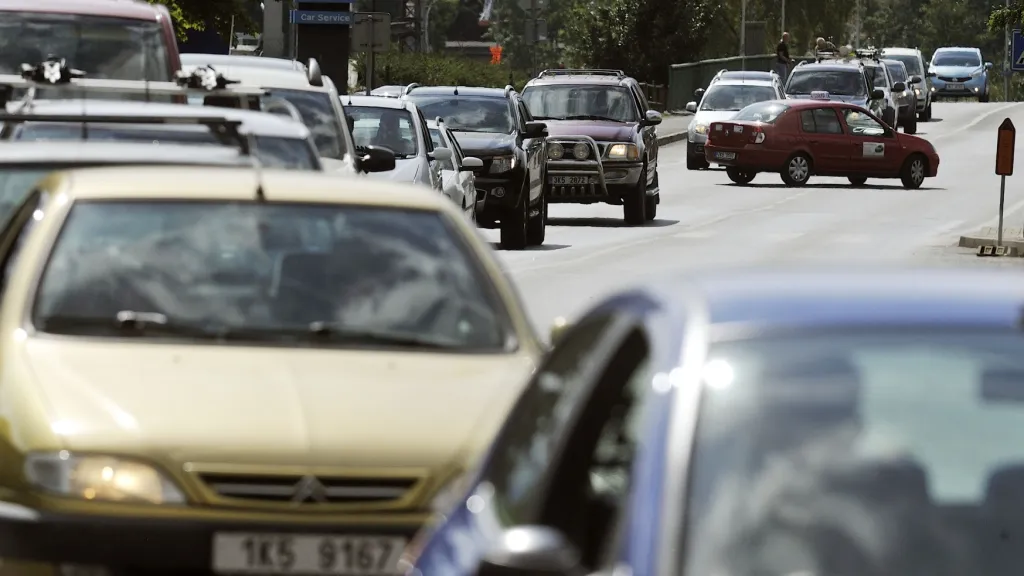 Kolona aut kvůli stavbě na kruhové křižovatce na silnici ze Sokolova na Kraslice