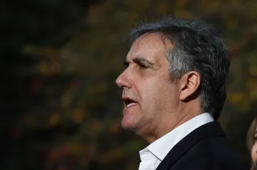 Trump schválil platbu pornoherečce za mlčení, řekl u soudu jeho bývalý právník Cohen