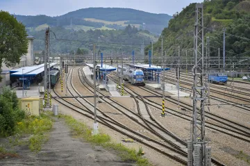 Lidé s invalidní penzí třetího stupně mohou v Česku využít veřejnou dopravu za polovinu ceny