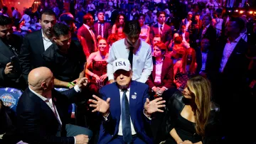 Americký prezident Donald Trump gestikuluje během turnaje UFC Freedom 250 na jižním trávníku Bílého domu ve Washingtonu, D.C.