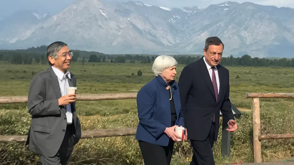 Mario Draghi (ECB), Janet Yellenová (Fed) a šéf japonské centrální banky Haruhiko Kuroda (zprava)