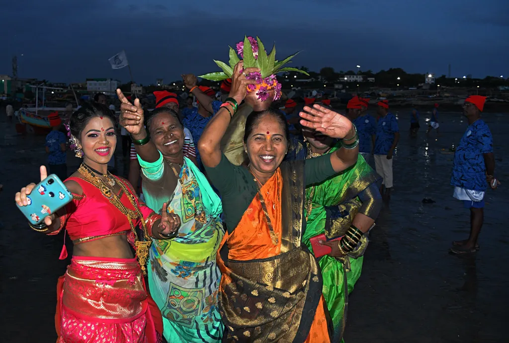 Svátek Narali Purnima se koná převážně v oblasti indického města Bombaj a západního pobřeží Indie. V pozměněné podobě ho slaví i obyvatelé státu Rádžasthán a dalších koutů Indie, kam byl z Bombaje historicky „importován"