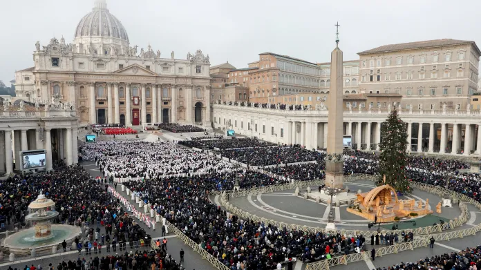 Svatopetrské náměstí ve Vatikánu zaplnily během pohřbu Benedikta XVI. desetitisíce lidí