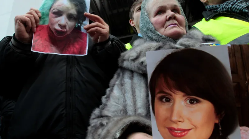 Demonstrace na podporu zbité novinářky