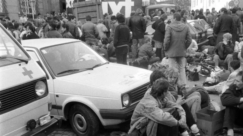 Východoněmečtí uprchlíci u západoněmecké ambasády na podzim 1989