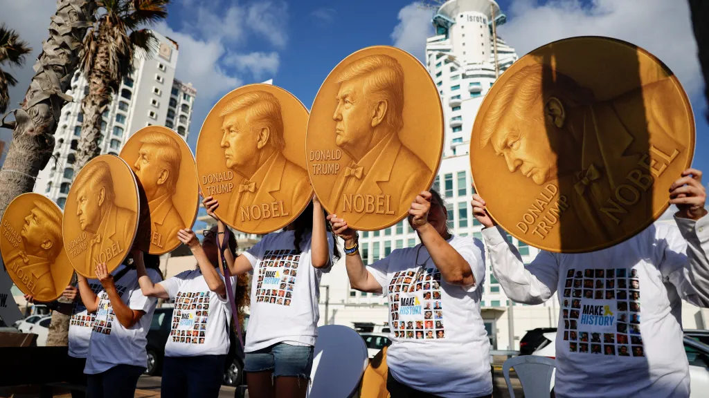 Izraelští demonstranti drží transparenty s podobiznami amerického prezidenta Donalda Trumpa stylizovanými do podoby Nobelovy ceny míru, ilustrační snímek
