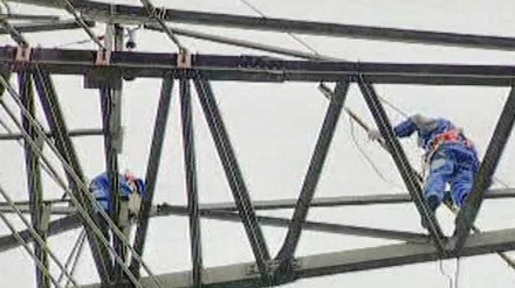 Opravy elektrického vedení po bouři