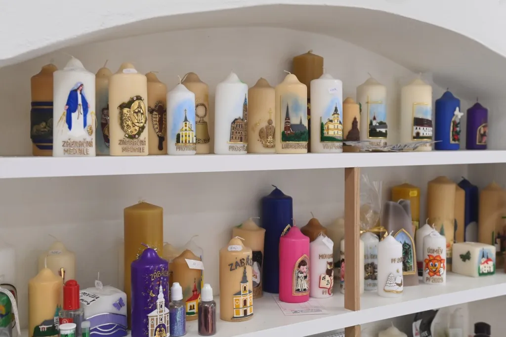 Chráněná dílna Palonín vyrábí velikonoční svíce