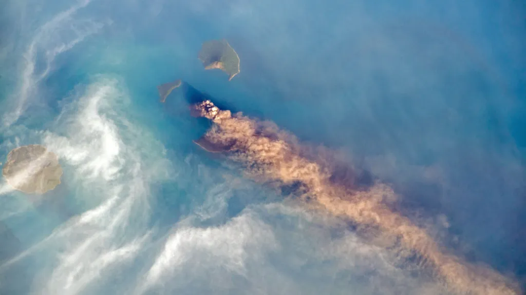 Výbuch sopky Anak Krakatoa v roce 2018 na snímku ze satelitu