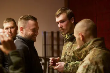 Moskva propustila přes dvě stě Ukrajinců včetně velitelů pluku Azov, Kyjev desítky Rusů i Medvedčuka