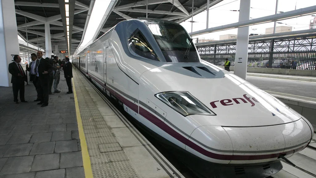 Španělský rychlovlak AVE, jehož maximální rychlost se pohybuje mezi 300-350 km/h.