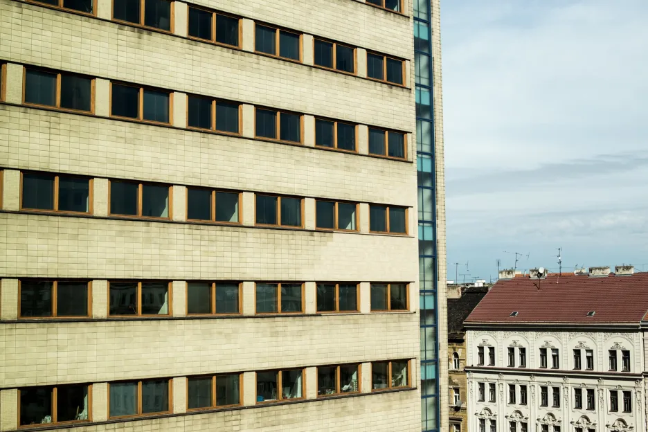Administrativní budovu navrhl Josef Havlíček a Karel Honzík a následně byla stavba  realizována v letech 1932–1934. Pohled z budovy směrem do Seifertovy ulice
