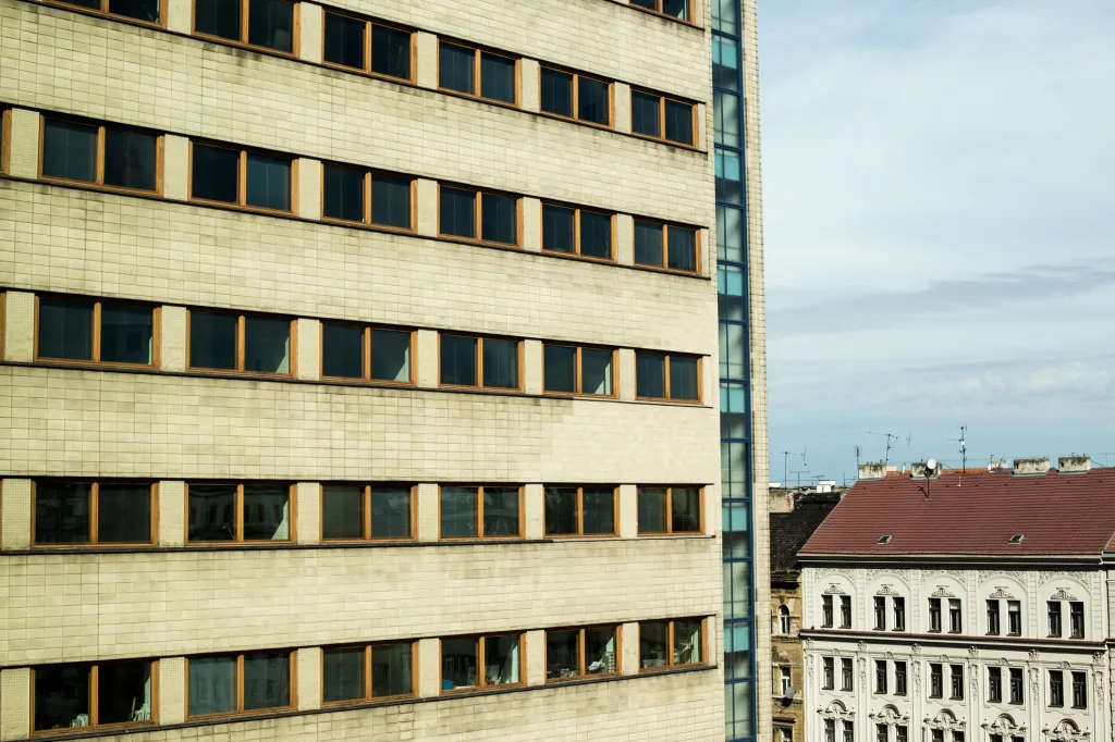 Administrativní budovu navrhl Josef Havlíček a Karel Honzík a následně byla stavba  realizována v letech 1932–1934. Pohled z budovy směrem do Seifertovy ulice