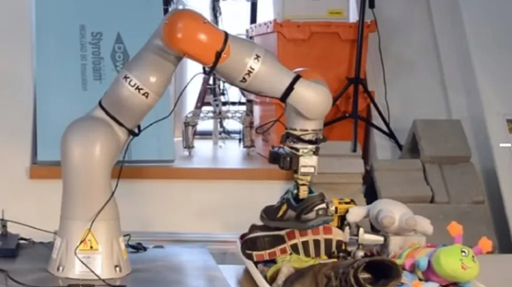 Robot, který se umí naučit rozpoznávat předměty