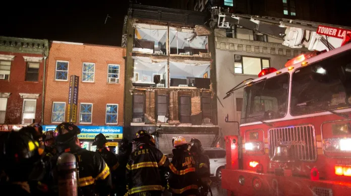 Spadlá fasáda domu v newyorské čtvrti Chelsea