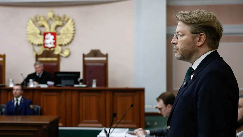 Lídr strany Jabloko Nikolaj Rybakov hovoří u ruského nejvyššího soudu (10. srpna 2026)