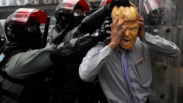 Demonstrant s maskou amerického prezidenta Donalda Trumpa se stal terčem policie