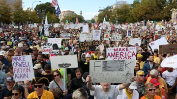 Demonstrace proti Trumpově vládě ve Washingtonu (18. 10. 2025)